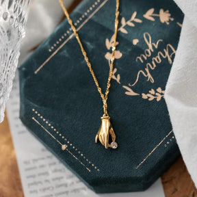 Colar Dourado Choker com Pingente de Mão de Zircônia em Banhado em Ouro 18K - Ravelle Luxe
