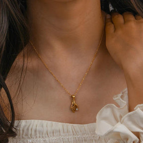 Colar Dourado Choker com Pingente de Mão de Zircônia em Banhado em Ouro 18K - Ravelle Luxe