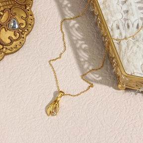 Colar Dourado Choker com Pingente de Mão de Zircônia em Banhado em Ouro 18K - Ravelle Luxe