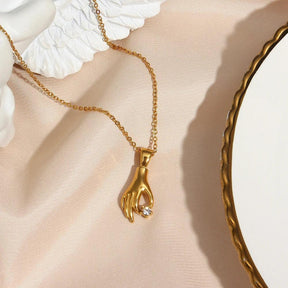 Colar Dourado Choker com Pingente de Mão de Zircônia em Banhado em Ouro 18K - Ravelle Luxe