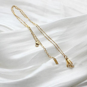 Colar Dourado Choker com Pingente de Mão de Zircônia em Banhado em Ouro 18K - Ravelle Luxe