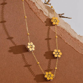 Colar Dourado Flores com Pérolas em Aço Inoxidável - Ravelle Luxe