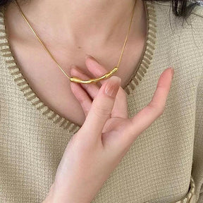 Colar Dourado Geométrico Ondas Suaves em Aço Inoxidável - Ravelle Luxe