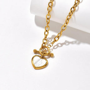 Colar Dourado Love Series com Pingente de Coração Banhado em Ouro 18K - Ravelle Luxe