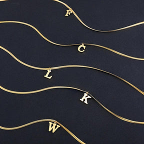 Colar Dourado com Pingente de Letras Iniciais - Corrente Cobra - Banhado em Ouro - Ravelle Luxe