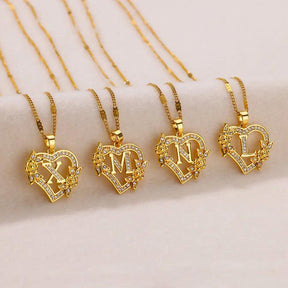 Colar Dourado com Pingente de Letras Iniciais no Coração em Aço Inoxidável - Ravelle Luxe