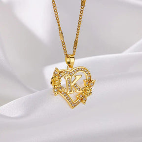 Colar Dourado com Pingente de Letras Iniciais no Coração em Aço Inoxidável - Ravelle Luxe