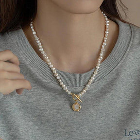 Colar Dourado com Pingente de Pérola Barroca Natural Banhado em Ouro 14K - Ravelle Luxe