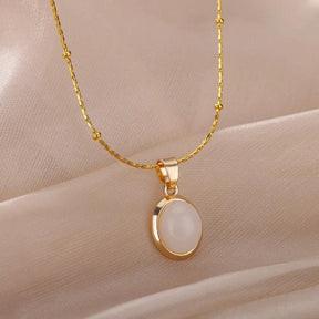 Colar Dourado com Pingente de Pedra Oval Branca em Aço Inoxidável - Ravelle Luxe