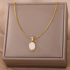 Colar Dourado com Pingente de Pedra Oval Branca em Aço Inoxidável - Ravelle Luxe