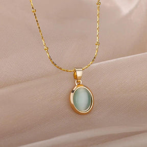 Colar Dourado com Pingente de Pedra Oval Verde em Aço Inoxidável - Ravelle Luxe