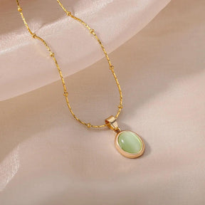 Colar Dourado com Pingente de Pedra Oval Verde em Aço Inoxidável - Ravelle Luxe