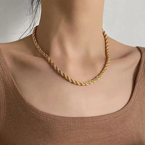 Colar Dourado de Elos Torcidos em Aço Inoxidável - Ravelle Luxe