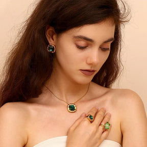 Conjunto de Colar, Anel e Brincos Dourado com Zircônia Verde Banhado em Ouro 18K - Ravelle Luxe