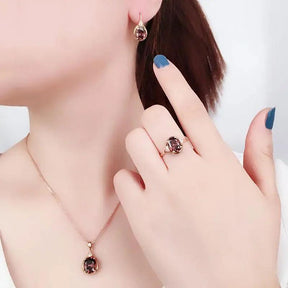 Conjunto de Colar, Brincos e Anel Incrustado com Zircônia e Banhado em Ouro Rosa 14K - Ravelle Luxe