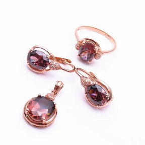 Conjunto de Colar, Brincos e Anel Incrustado com Zircônia e Banhado em Ouro Rosa 14K - Ravelle Luxe