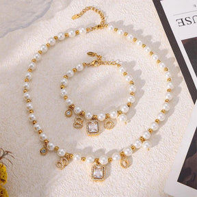Conjunto de Colar e Pulseira com Pingente Quadrado de Zircônia e Conchas Brancas Banhado a Ouro - Ravelle Luxe