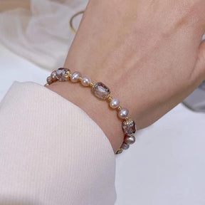 Pulseira Dourada Charm em Pérola Natural de Água Doce e Cristal Banhado em Ouro 14K - Ravelle Luxe