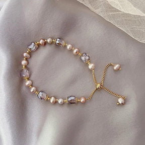 Pulseira Dourada Charm em Pérola Natural de Água Doce e Cristal Banhado em Ouro 14K - Ravelle Luxe