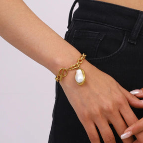 Pulseira Dourada com Pingente de Pérola Geométrica Banhada em Ouro - Ravelle Luxe