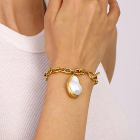 Pulseira Dourada com Pingente de Pérola Geométrica Banhada em Ouro - Ravelle Luxe