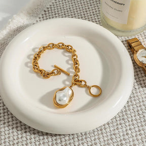 Pulseira Dourada com Pingente de Pérola Geométrica Banhada em Ouro - Ravelle Luxe