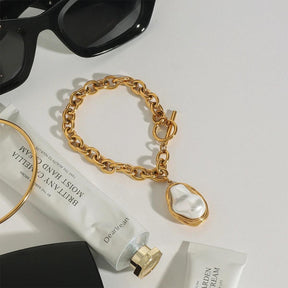 Pulseira Dourada com Pingente de Pérola Geométrica Banhada em Ouro - Ravelle Luxe