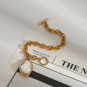 Pulseira Dourada com Pingente de Pérola Geométrica Banhada em Ouro - Ravelle Luxe
