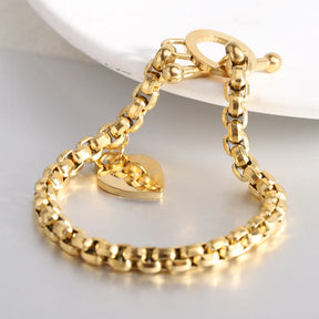 Pulseira Dourada de Coração Estilo OT Lock em Aço Inoxidável - Ravelle Luxe