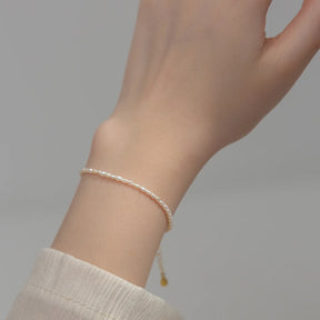 Pulseira Dourada de Pérolas Naturais com Corrente em Prata Esterlina 925 - Ravelle Luxe
